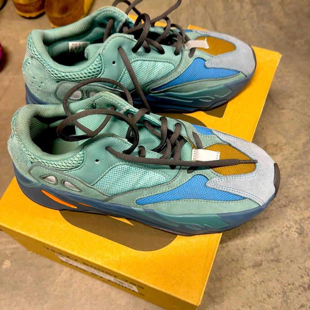 Adidas Yeezy boost 700